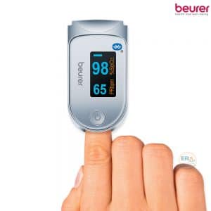 Máy đo nồng độ oxy trong máu SpO2 và nhịp tim Beurer PO60_hand