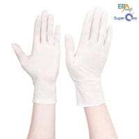 Nhân viên y tế đang đeo găng tay y tế có bột Super Care Thái Lan trong môi trường chuyên nghiệp